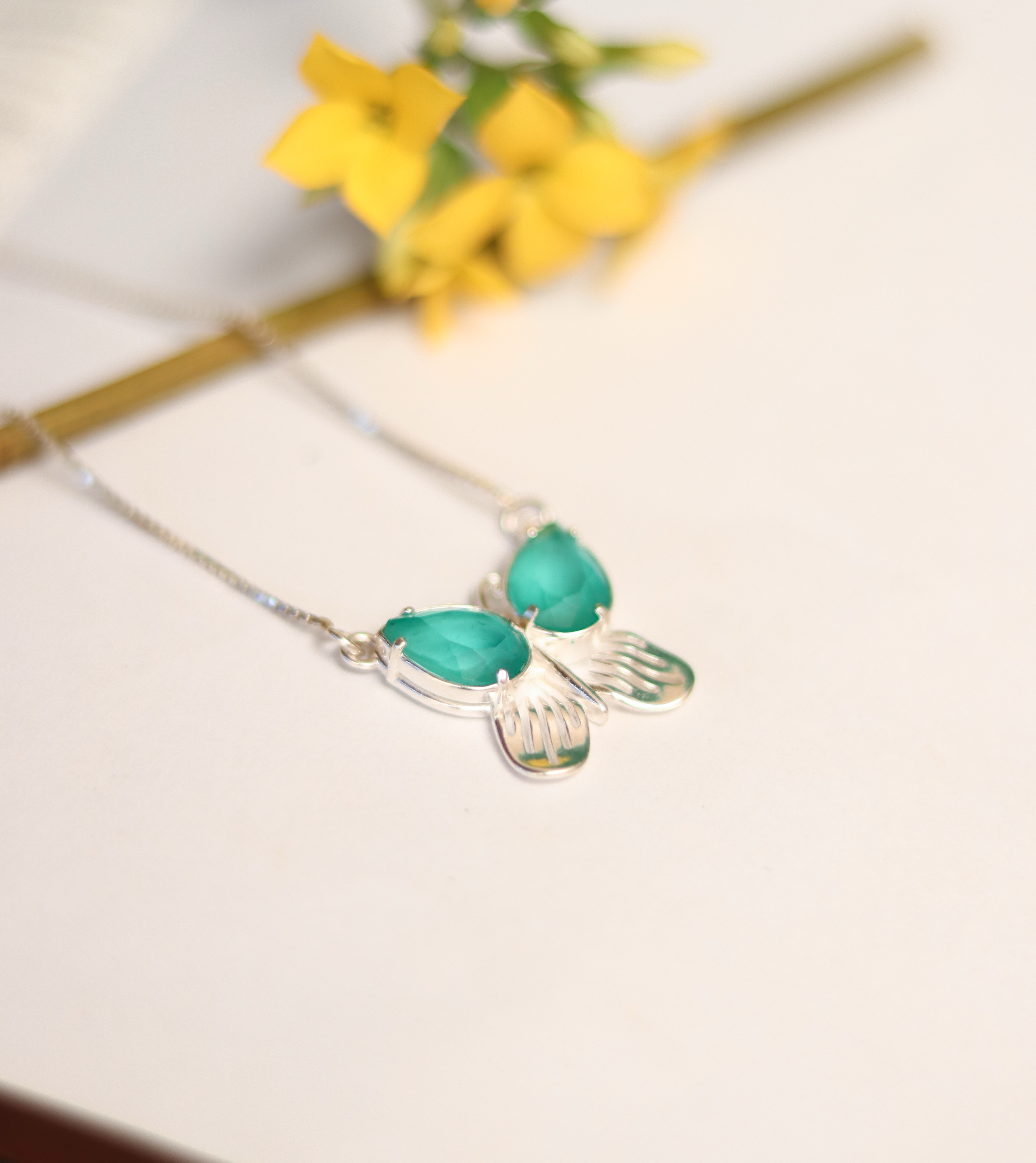 Colar borboleta com pedra topázio verde