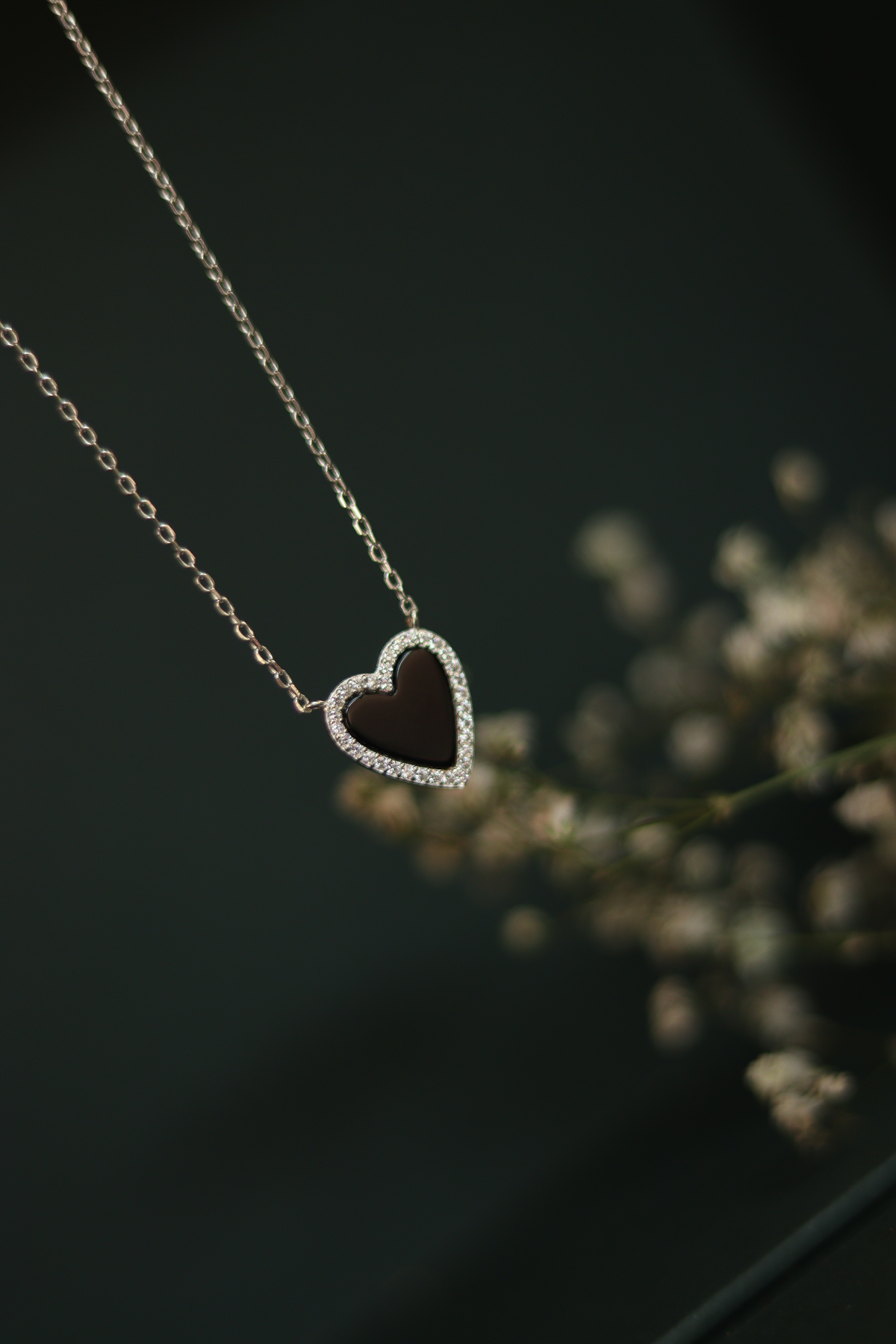 Colar de coração cravejado com pedra ônix