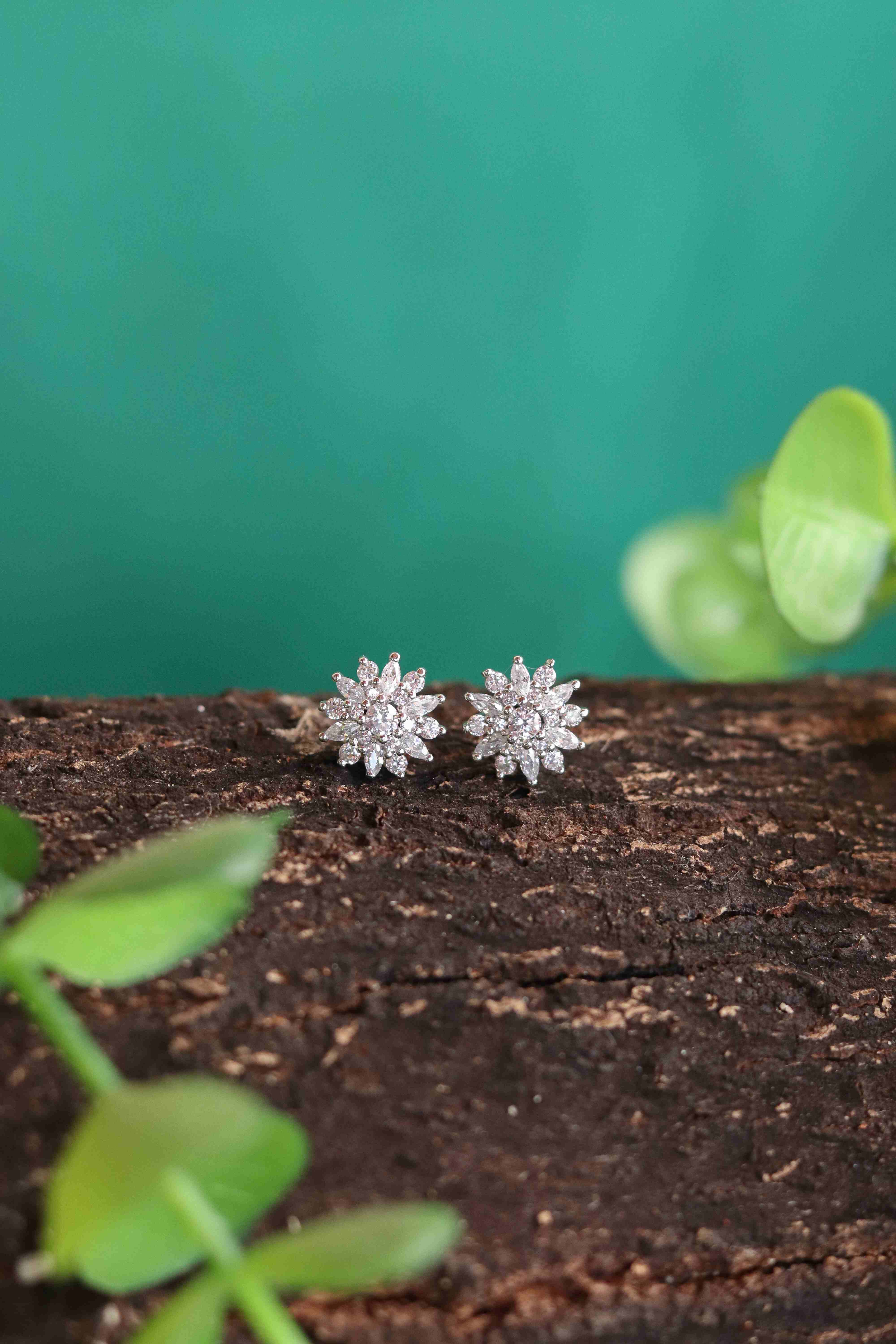 Brinco flor cravejada